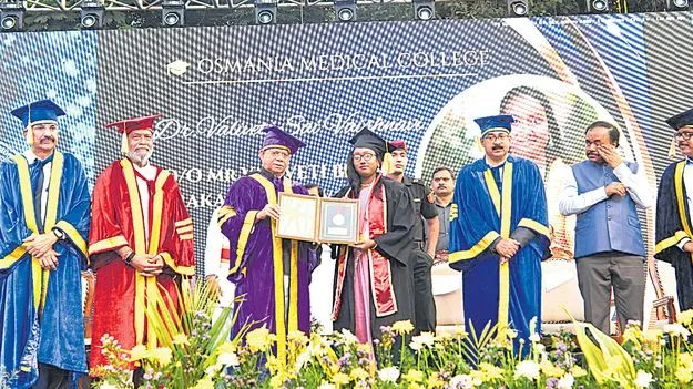 వైద్యులు మానవీయతను మరువకూడదు: గవర్నర్‌ శుక్లా