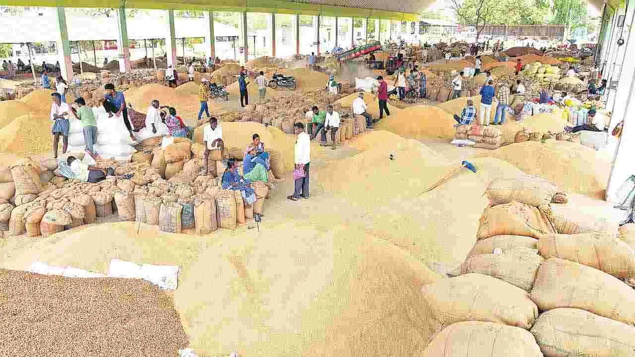 ధాన్యం కొనాలని రాస్తారోకో చేసిన రైతులపై కేసు