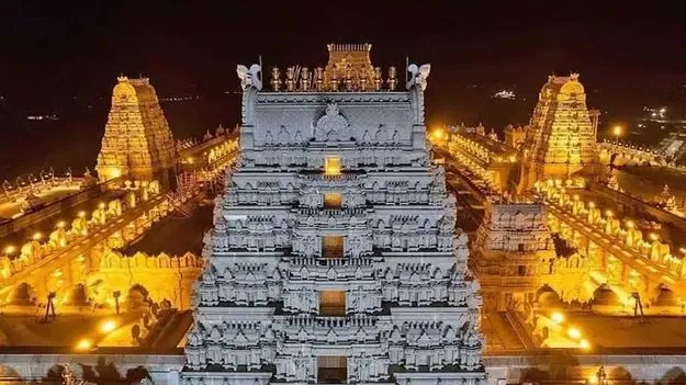 యాదగిరిగుట్టకు పోటెత్తిన భక్తులు 