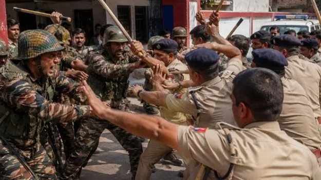 పోలీస్‌ స్టేషన్‌పై సైనికుల దాడి