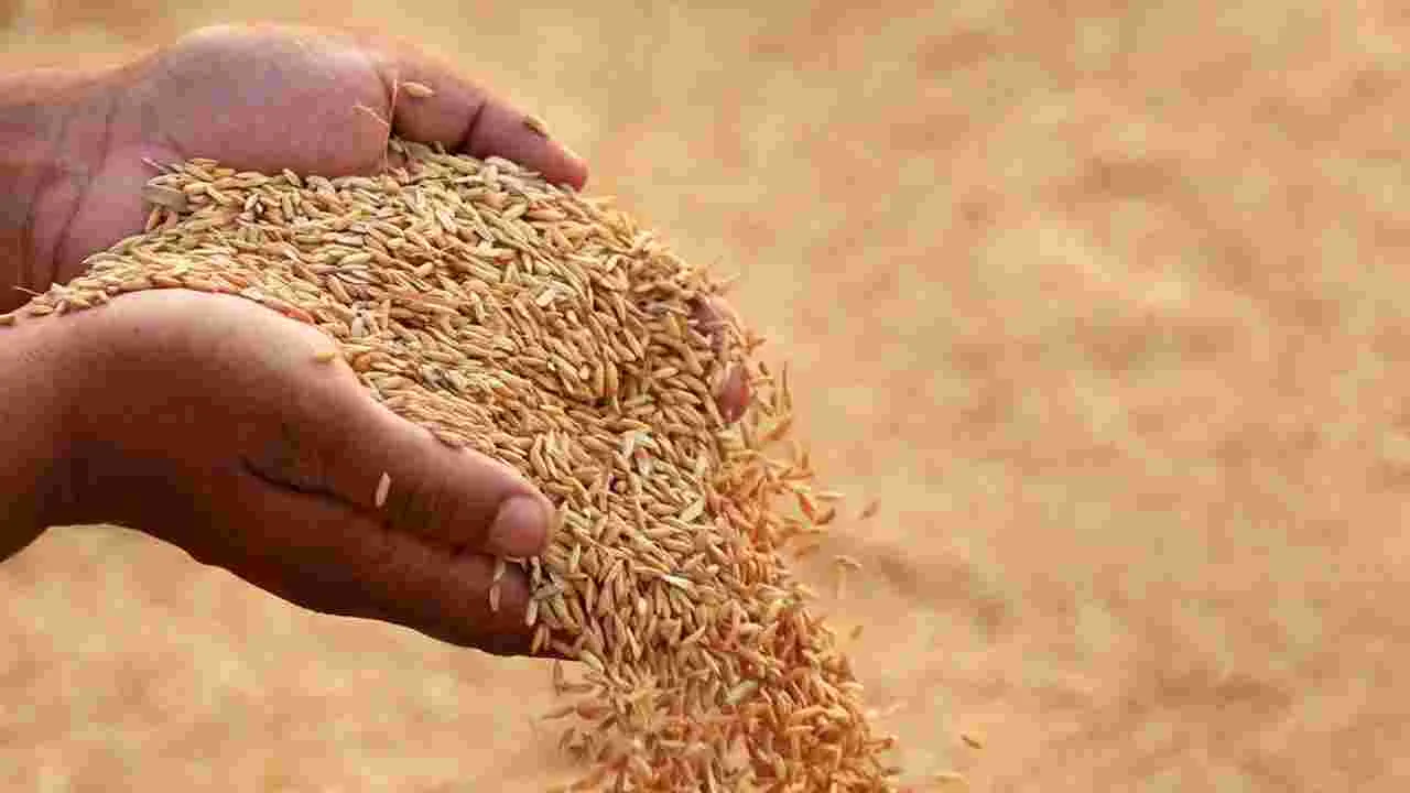 పంట కొనుగోళ్ల కష్టం..కొనుగోలు కేంద్రం ఇన్‌చార్జి ఆత్మహత్యాయత్నం!