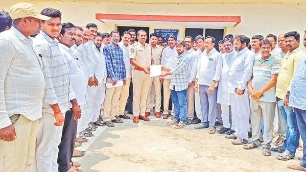 మాపైనే పోస్టులు పెడతావా!.. చంపేస్తాం!