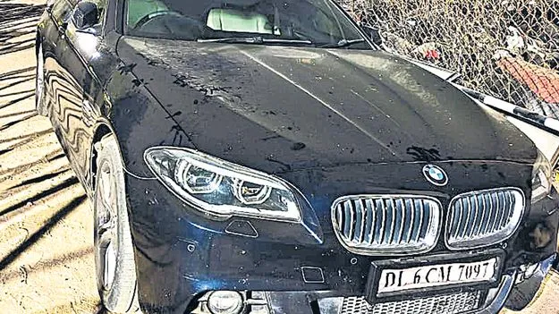 మీట నొక్కుతాడు..కారు నంబర్‌ మార్చేస్తాడు