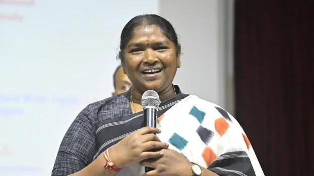 తప్పుడు మాటలు మాట్లాడితే చెప్పు తెగుద్ది