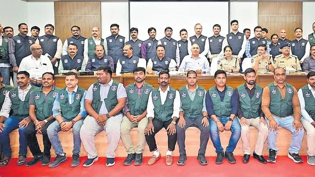 ఎర్రచందనం స్మగ్లింగ్‌ వీడి..హైడ్రోపోనిక్‌ గంజాయికి