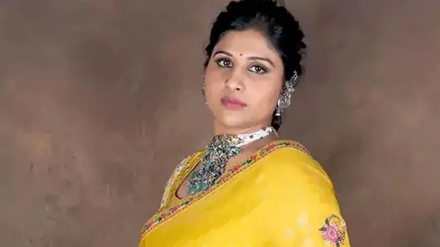 రమావత్‌ మధు ఖాతా నుంచి మంగ్లీ సోదరుడి ఖాతాకు డబ్బు