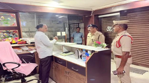 లాడ్జీల్లో బస చేసేవారి వివరాలు నమోదు చేయాలి