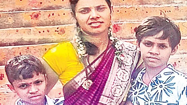 కన్నకొడుకులను చంపి తల్లి ఆత్మహత్య !