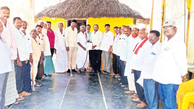 బాధితులకు సీఎం రిలీఫ్‌ ఫండ్‌ చెక్కుల పంపిణీ