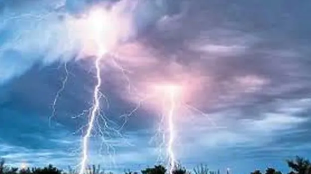 గాలివాన, పిడుగుల బీభత్సం