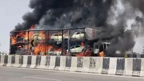 కంటైనర్‌ లారీకి మంటలు.. దగ్ధమైన 8 కొత్త కార్లు