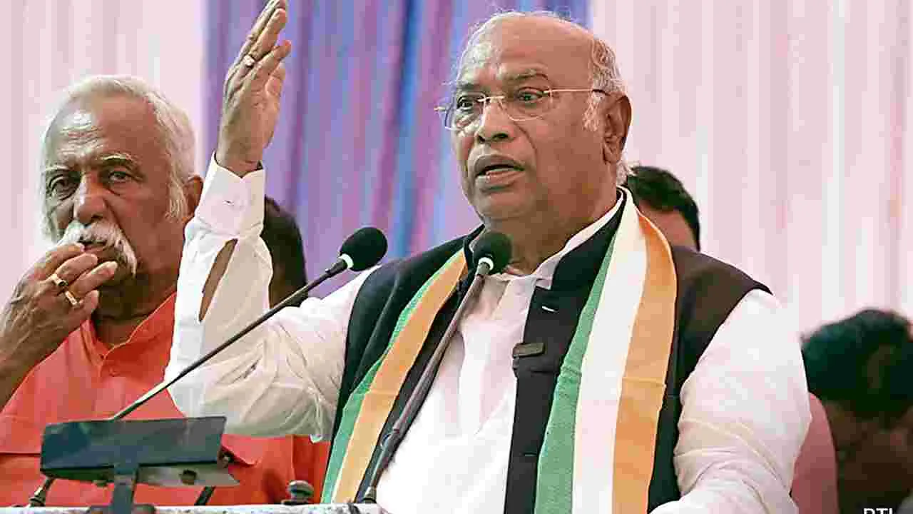 దేశాన్ని మోదీ నాశనం చేస్తున్నారు: ఖర్గే