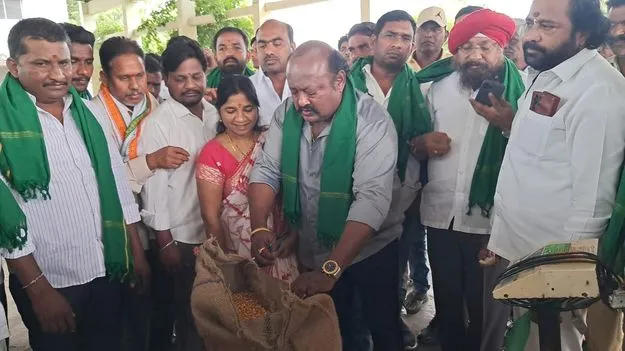  Karimnagar:   ప్రభుత్వమే దళారీ వ్యవస్థను ప్రోత్సహిస్తోంది