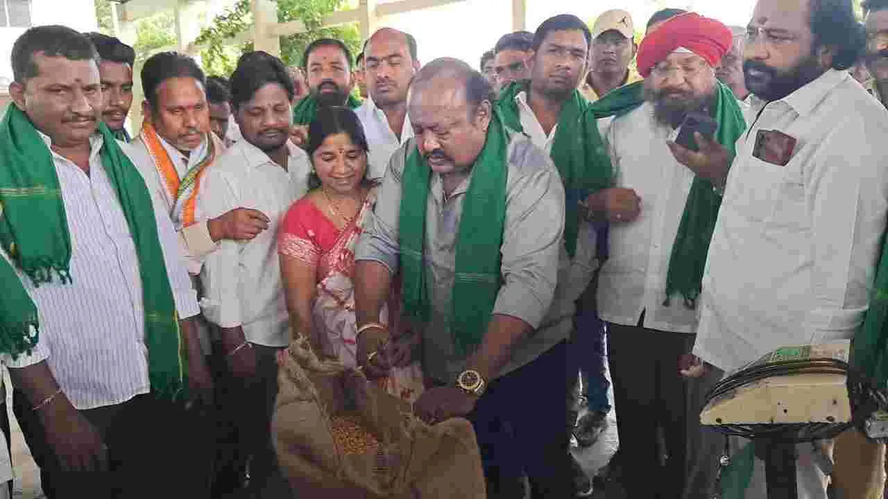 Karimnagar:   ప్రభుత్వమే దళారీ వ్యవస్థను ప్రోత్సహిస్తోంది