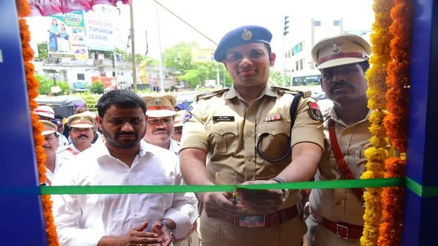 కరీంనగర్‌ బస్టాండ్‌ ఇన్‌ గేట్‌ వద్ద ట్రాఫిక్‌ ఔట్‌ పోస్ట్‌ 