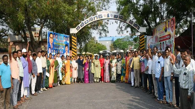 Karimnagar:   అరకొరగా బస్సులు..