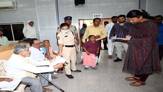 Karimnagar:  ప్రజావాణి దరఖాస్తులు పెండింగ్‌లో ఉంచకూడదు