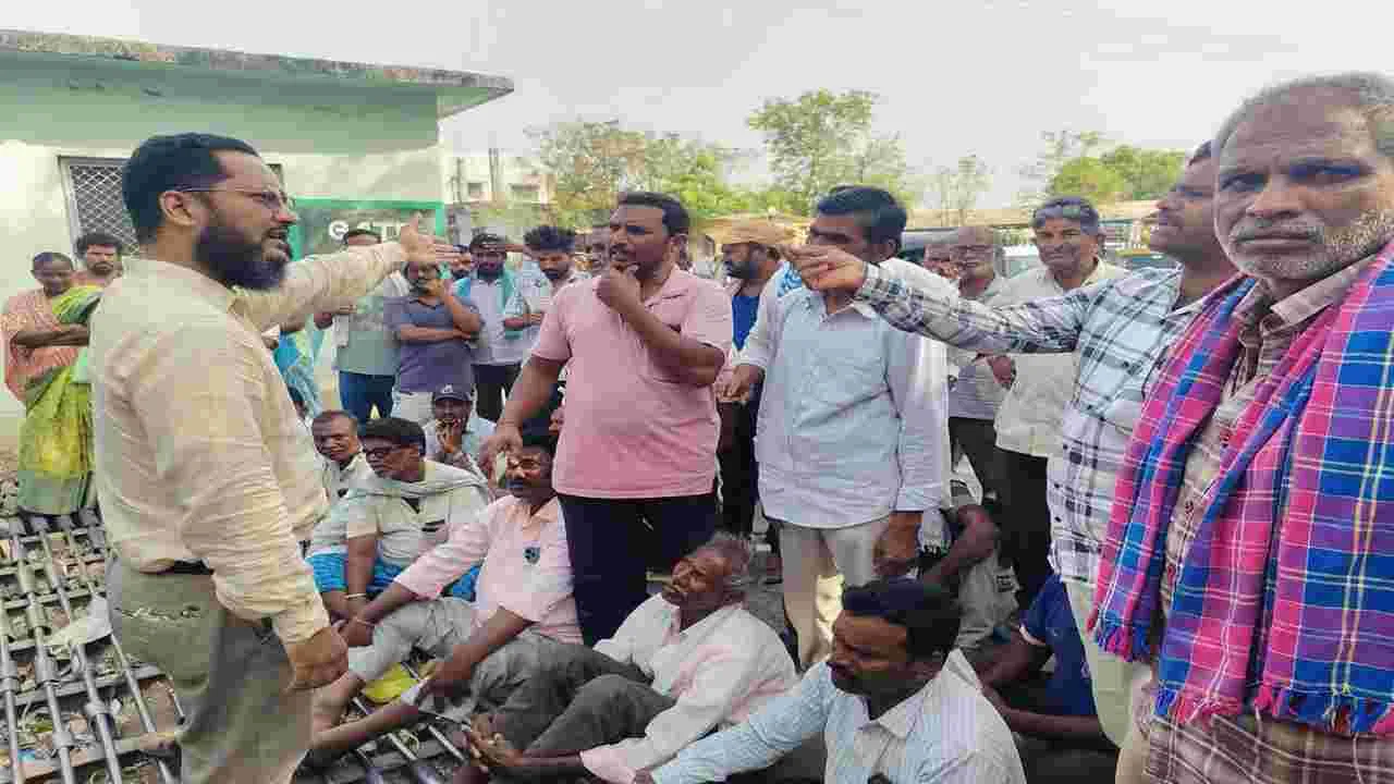Karimnagar:   మక్కల కొనుగోళ్లపై రైతుల ఆగ్రహం