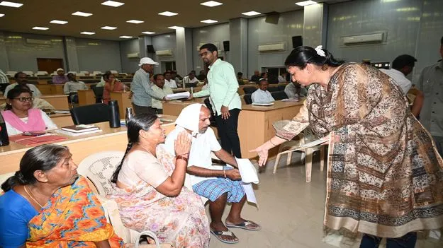 Karimnagar:  దరఖాస్తులను క్షేత్రస్థాయిలో పరిశీలించాలి: కలెక్టర్‌ చిత్రా మిశ్రా