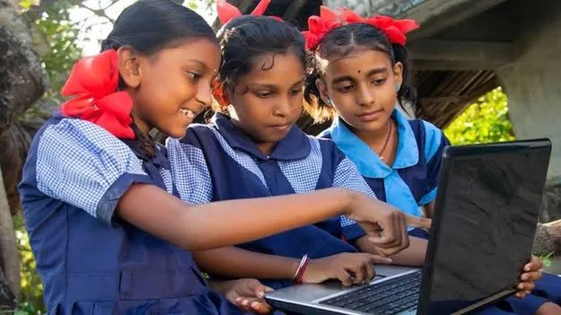 విద్యలో డిజిటల్ అంతరాన్ని తగ్గించాలి
