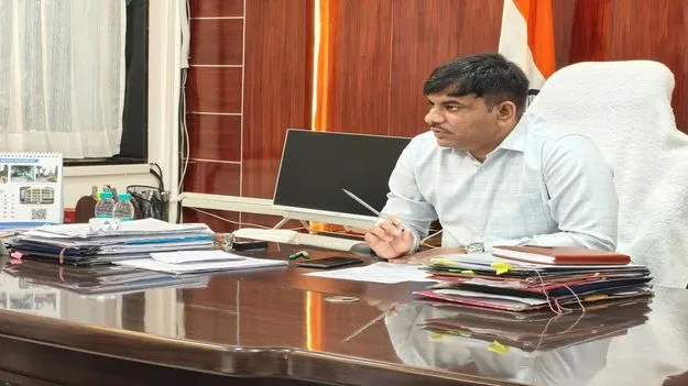 Karimnagar: ఇందిరమ్మ ఇళ్లను వేగంగా పూర్తిచేయాలి