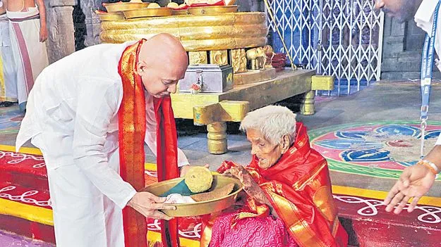 నవనీతమ్మకు వీఐపీ దర్శనం