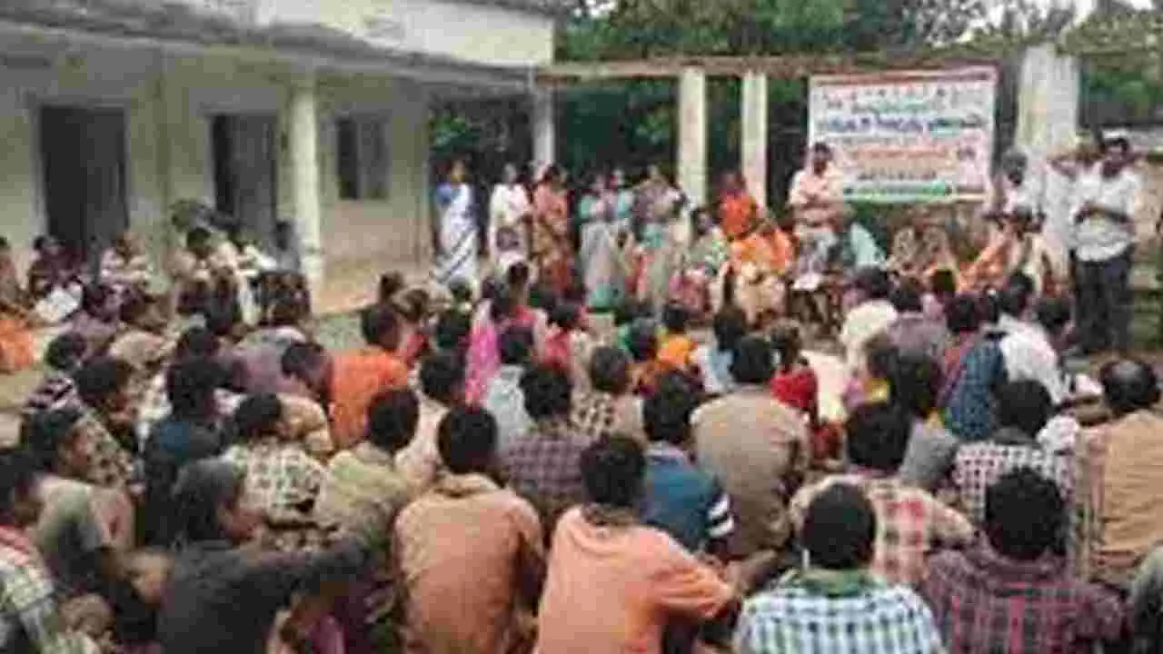 ప్రజాపాలన గ్రామ సభలకు విశేష స్పందన