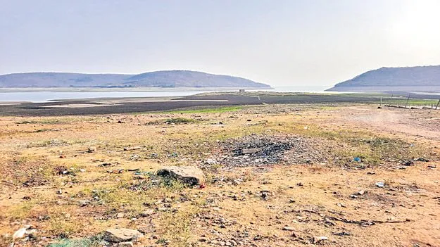 శ్రీశైలం డ్యాంలో తగ్గుతున్న నీటి నిల్వలు