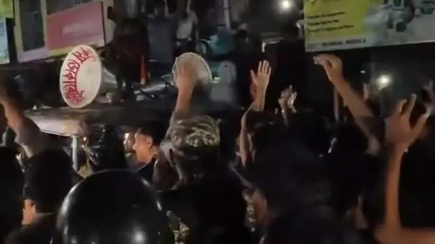 సర్‌ లెక్కలు తేల్చడానికి వచ్చిన న్యాయాధికారులపై దాడి