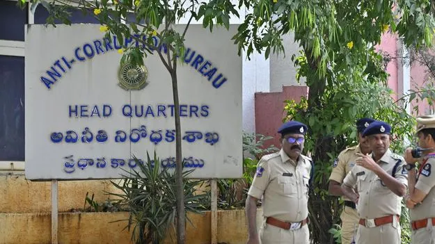 స్టేషన్‌ బెయిల్‌కు రూ.లక్ష డిమాండ్‌