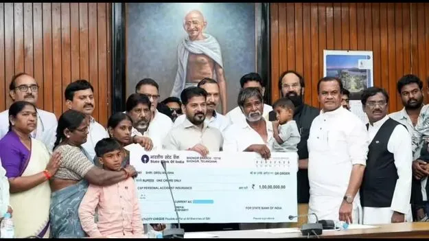 కులగణనలో గుర్తించిన కుటుంబాలన్నింటికీ బీమా