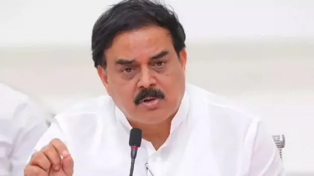 జగన్‌ పిల్ల చేష్టలు ఇంకా మానలేదు: మనోహర్‌