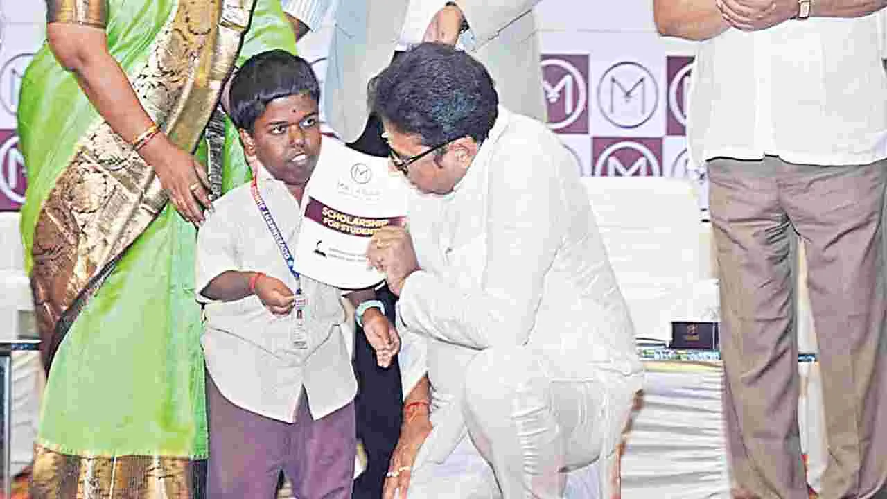 దివ్యాంగురాలికి మంత్రి శ్రీధర్‌బాబు భరోసా