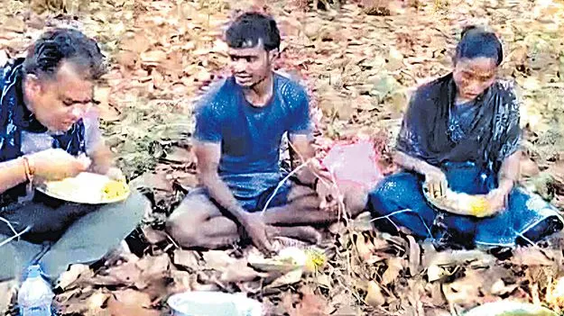 మావోయిస్టులకు అన్నం పెట్టిన ఎస్సై