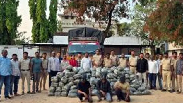 రైల్లో తరలిస్తున్న 13 కిలోల గంజాయి స్వాధీనం