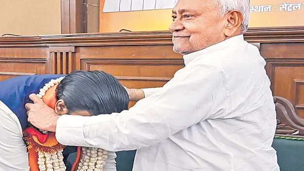 నాడు నితీశ్‌ను గద్దె దించుతానని శపథం చేసిన వ్యక్తే..