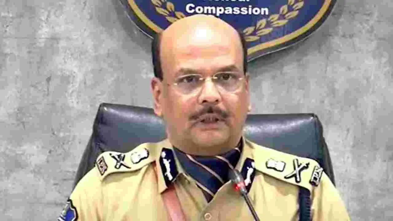 పోలీసు సిబ్బందికి కరదీపికలా హ్యాండ్‌ బుక్‌