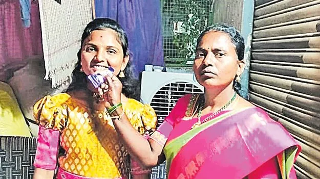 కళ్లలో కారం కొట్టి..మెడకు చున్నీ బిగించి..