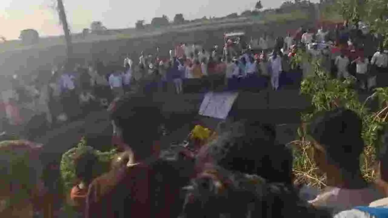 బావిలో వ్యాన్‌ బోల్తా ..14 మంది భక్తుల మృతి