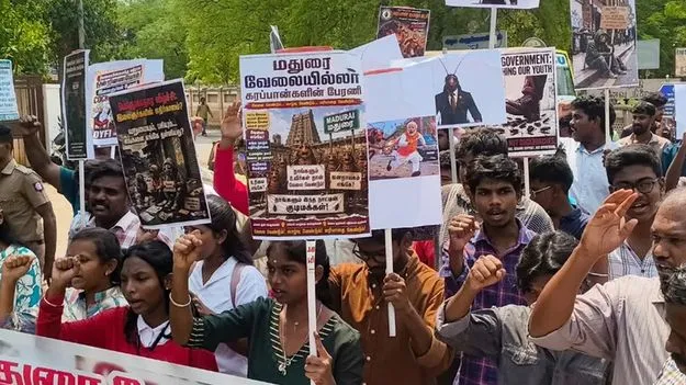 మదురైలో భారీ ‘కాక్రోచ్‌’ ర్యాలీ 