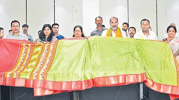 స్వశక్తి మహిళకు ‘చిలకపచ్చ’ చీరలు 