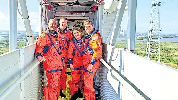 చందమామను చుట్టొస్తాం!