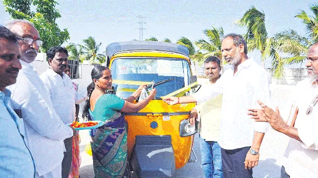 మహిళకు ఆటో అందజేసిన మంత్రి గొట్టిపాటి