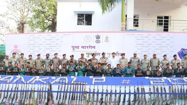 బీజాపూర్‌లో 25 మంది మావోయిస్టుల లొంగుబాటు