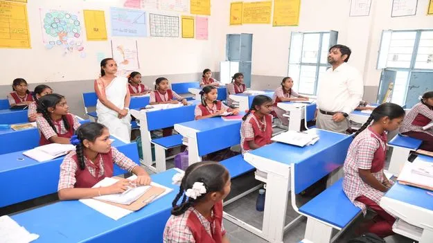 విద్యార్థులతో ముచ్చటించి.. సమస్యలు తెలుసుకొని..