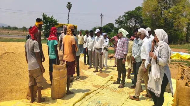  ధాన్యం తరలింపులో అలసత్వం వీడాలి