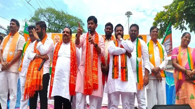 ప్రభుత్వానికి దోచుకోవడంపై ఉన్న శ్రద్ధ...   ఫీజురీయింబర్స్‌మెంట్‌ చెల్లించడంపై లేదు 
