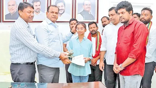 బాగా చదువుకో.. అండగా ఉంటా భవితకు మంత్రి కోమటిరెడ్డి ఆర్థిక సాయం 