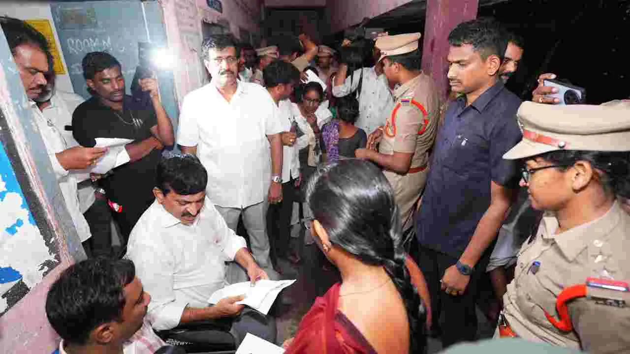 కళ్లల్లో విషం నింపుకొన్న ప్రతిపక్షాలు