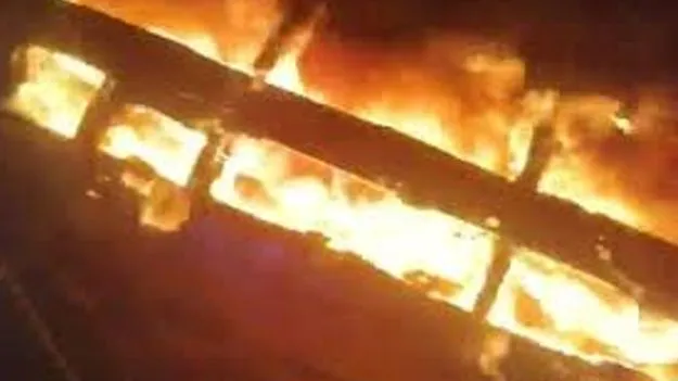 స్లీపర్‌ బస్సు దగ్ధం.. 36మందికి తప్పిన ముప్పు